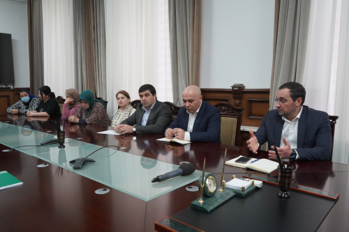 Мэр Дербента встретился с погорельцами дома по ул. Горького, 39