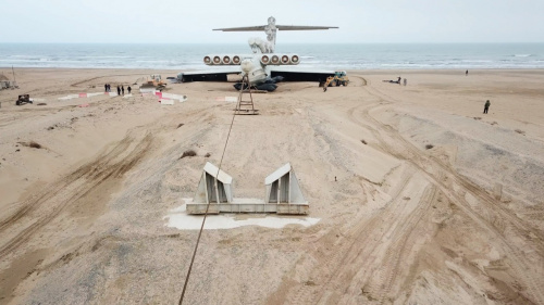 Началась установка экраноплана «Лунь» на постамент