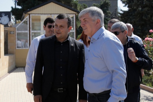 В районной администрации начали демонтировать забор