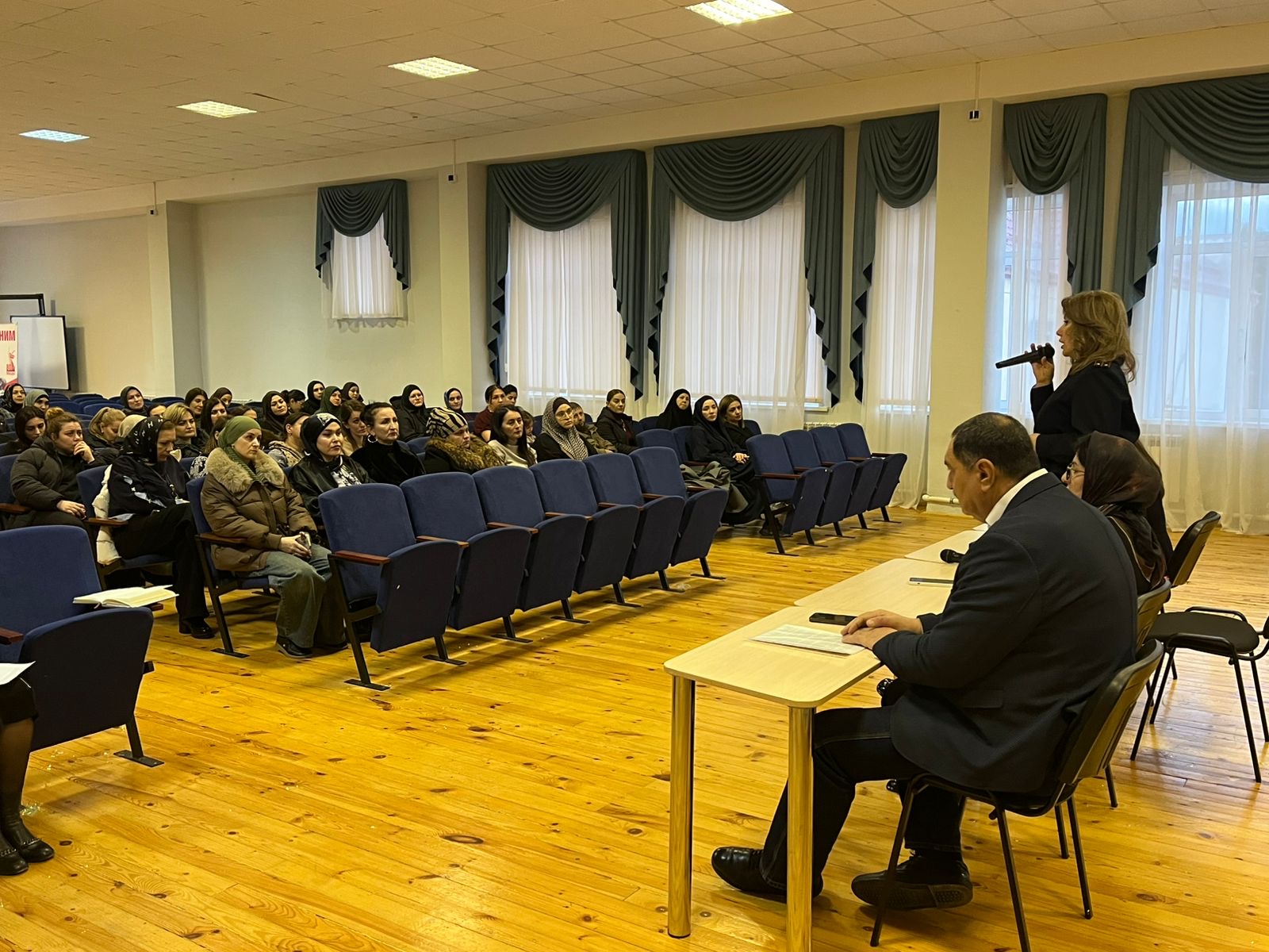 В актовом зале школы состоялось общешкольное родительское собрание