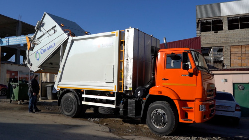 Мусоровоз с функцией мойки контейнеров пополнил парк спецтехники Дербента