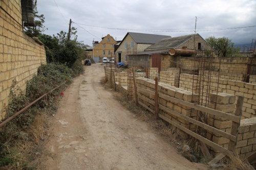 Хизри Абакаров поручил снести незаконное строение на проезжей части улицы Дачникова