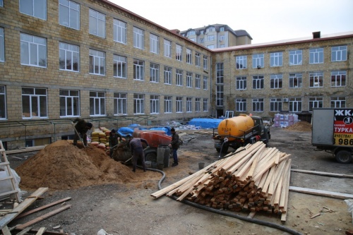 Хизри Абакаров проверил, как проходит реконструкция школы №8