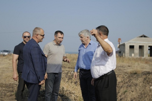 Хизри Абакаров проинспектировал ход выполняемых работ по укладке труб очистных сооружений