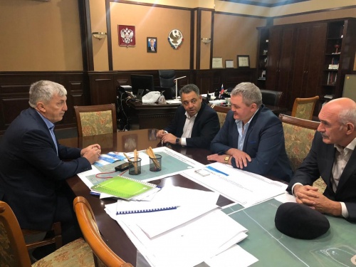  Хизри Абакаров обсудил вопрос разработки и производства электромобилей для Дербента