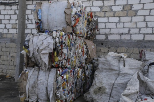 Глава Дербента Хизри Абакаров ознакомился с работой завода по переработке пластиковых отходов в Дербенте