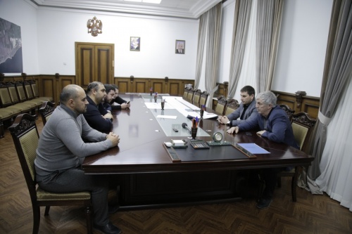 Хизри Абакаров встретился с гендиректором подрядной организации, которая срывает сроки сдачи объектов
