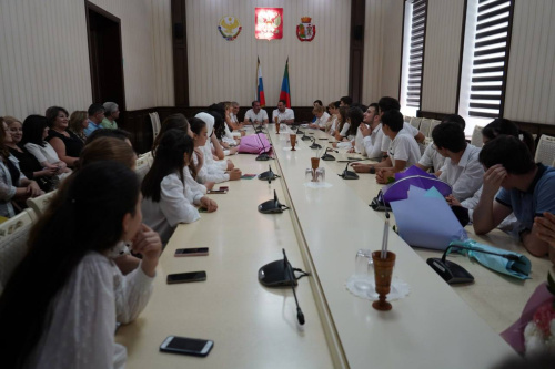 Лучшим ученикам школ Дербента вручили золотые медали