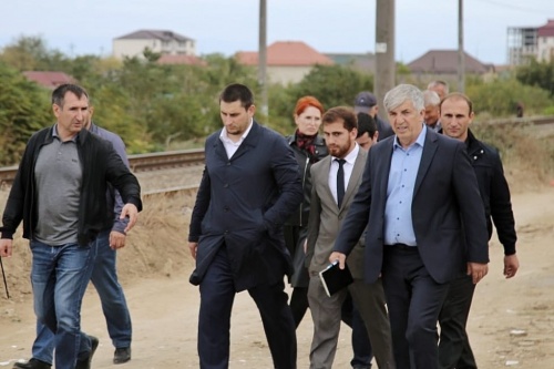 Хизри Абакаров проверил, как проходит ремонт улицы Махачкалинская