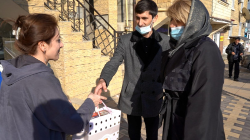 Жительниц Дербента поздравили с Днем матери