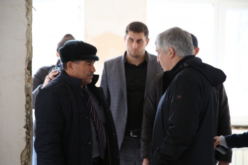 Хизри Абакаров недоволен темпами реконструкции детского сада №20