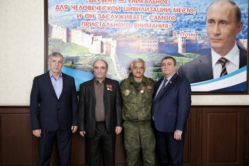 Глава Дербента и Председатель городского Собрания депутатов вручили дербентцам медали «20-лет разгрома международных бандформирований»