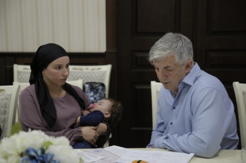 Бывшая воспитанница дербентского детского дома осталась на улице с двумя маленькими детьми  