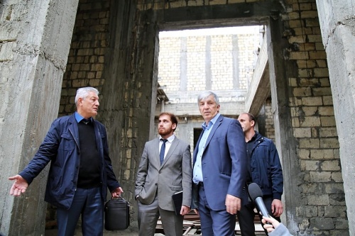 Хизри Абакаров осмотрел недостроенное здание Азербайджанского театра