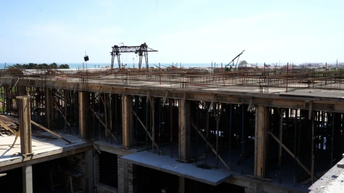 В микрорайоне Южный продолжается строительство школы, рассчитанной на 1200 мест.