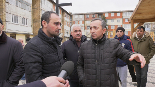 Мэр Дербента проинспектировал благоустроенный двор по ул. Эмиргамзаева, 40-42а