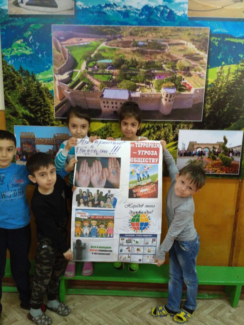 Педагоги МБДОУ Детский сад № 1 выпустили стенгазеты по теме:  «Мы против террора!». 
