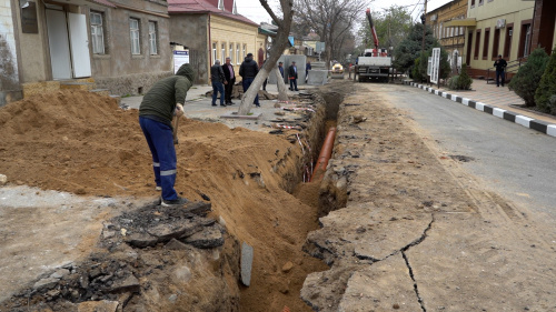 Завершается прокладка ливневой и бытовой канализации на ул. Канделаки