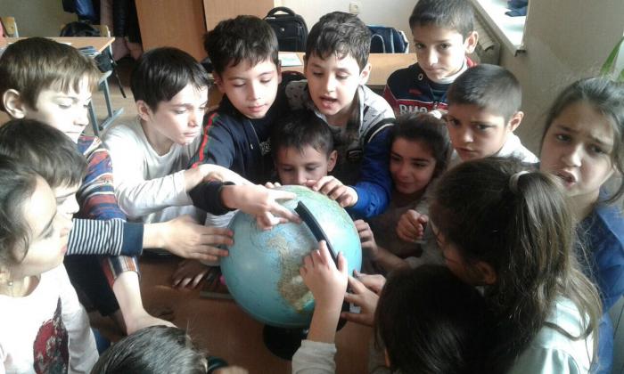 В школе-интернат №6 прошли классные часы: «Мы одна страна - мы один народ!»