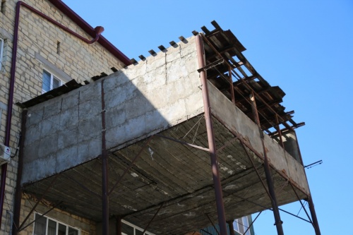 Житель Дербента добровольно демонтирует большую пристройку на третьем этаже