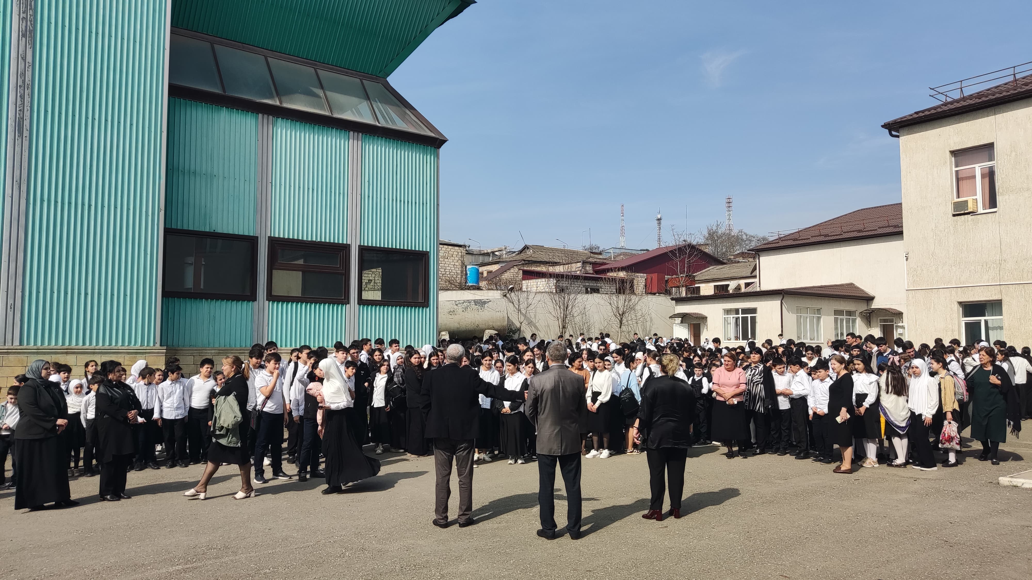 Сотрудники МКУ «Управление по делам ГО и ЧС» г. Дербента провели учебную тренировку по эвакуации в МБОУ «СОШ № 4» 