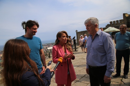 Дербент в рамках донорской акции «Марафон добра» посетили народный артист России Эдгард Запашный, телеведущая Юлия Барановская и финансовый директор LG в России и СНГ Хан Дже Донг