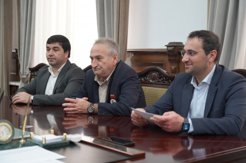 Глава Дербента вручил сертификат для приобретения жилья