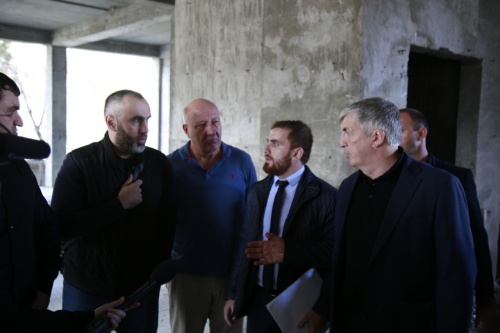 Хизри Абакаров встретился с обманутыми владельцами квартир в недостроенном доме