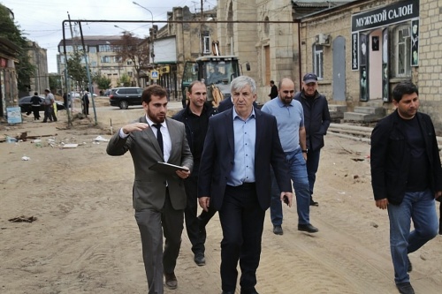 Хизри Абакаров проверил ход работ по реконструкции переулка Казем-Бека